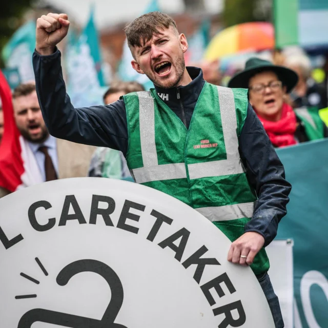 Over 1000 school secretaries and caretakers took their demand for pension parity to the Department of Public Expenditure. Fórsa trade union members have begun an indefinite strike that will see them picket outside schools from next week as they fight for pension parity, critical illness leave and bereavement leave #forsa